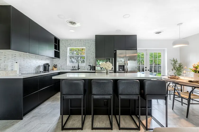3 Stylish House with Open Layout & Large Backyard - Image 1