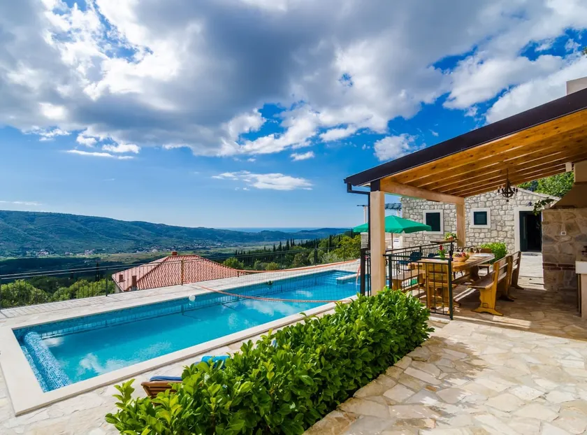 Villa Falcon Rook - Image 1