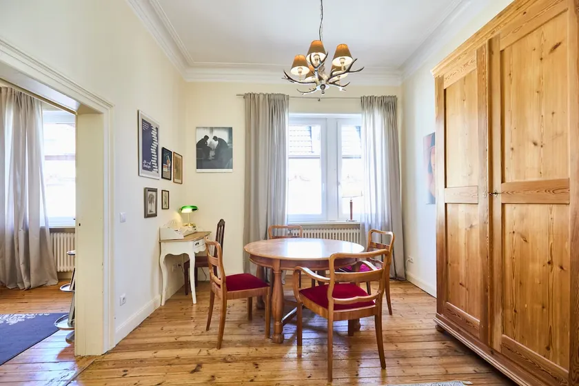 Charming old building apartment with stucco ceilings - Image 1