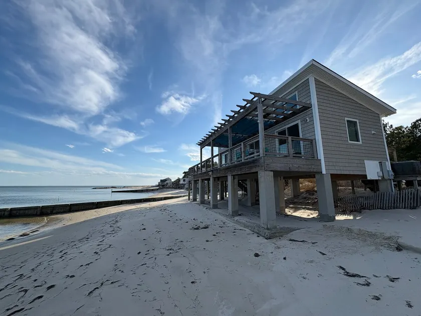 Modern Beachfront Cottage with Endless Bay Views - Image 1