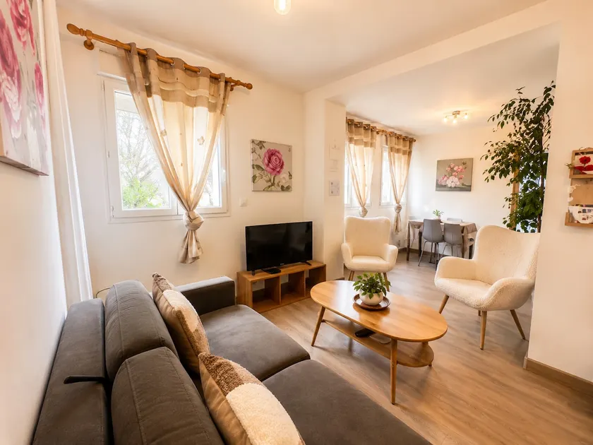 65 m² 200 m from TGV/FAC 400 m from city center Free parking - Image 1