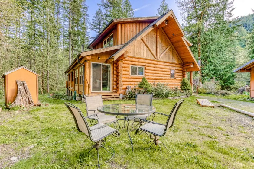 Woodland home near golf & ski slopes with wraparou - Image 1