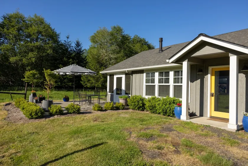 The Creek-Side Sanctuary: A Quiet Farm Escape - Image 1