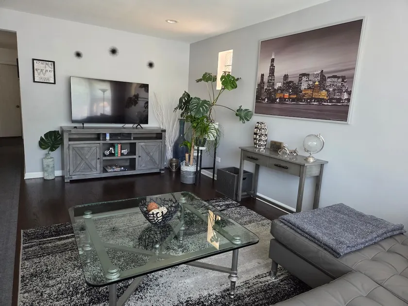 ⚡️NEW! Stylish & Cozy 3BDRM, 10min/ORD, 20min/DT❤️ - Image 1