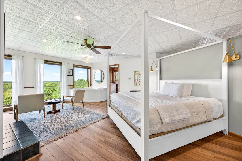 Treetop Honeymoon Suite at Treetop Retreat - Image 1