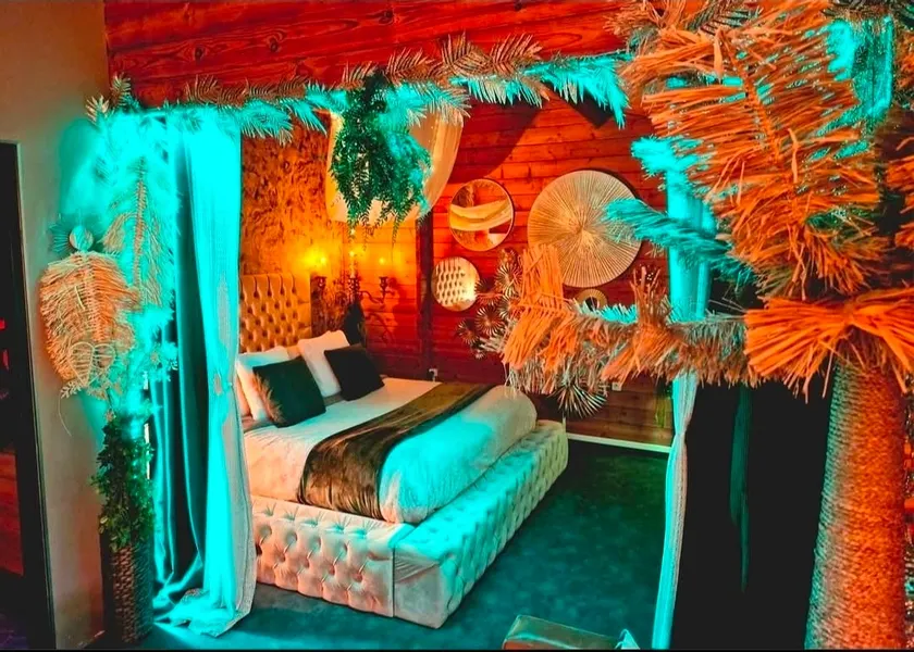 LE COSY Private HOT TUB Chalet - Image 1