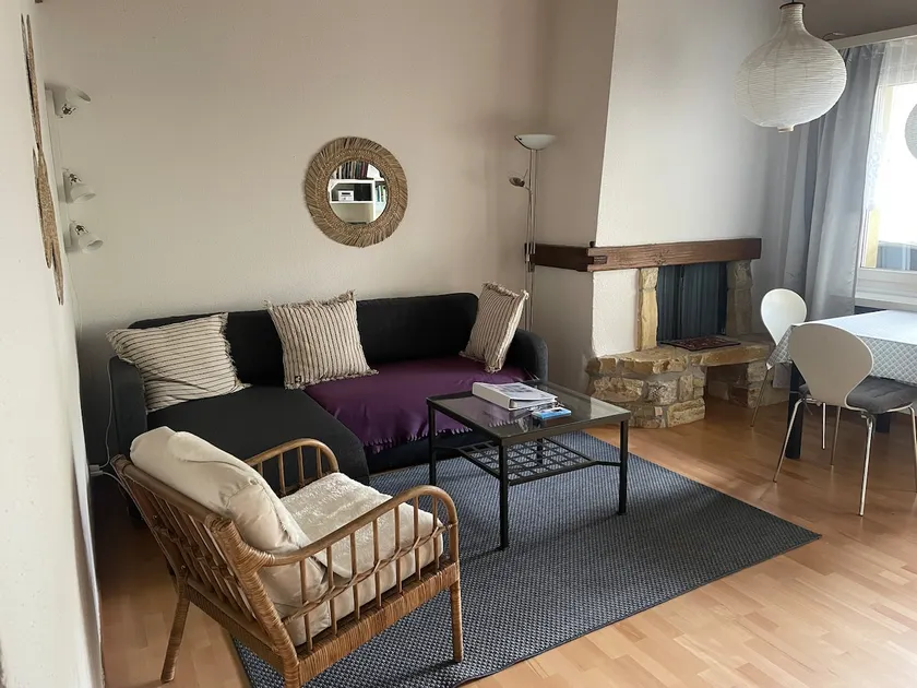 Quiet and sunny 2-room apartment with balcony - Image 1