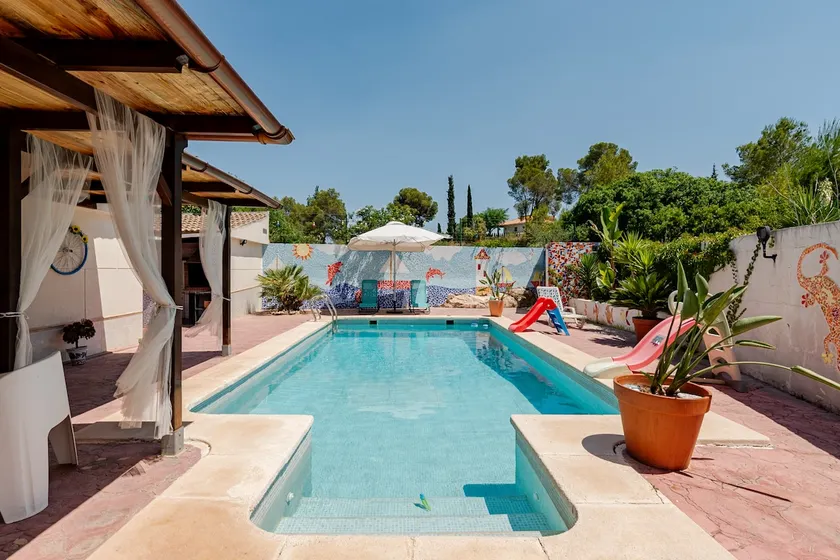 Guest house with pool near Valencia - Image 1