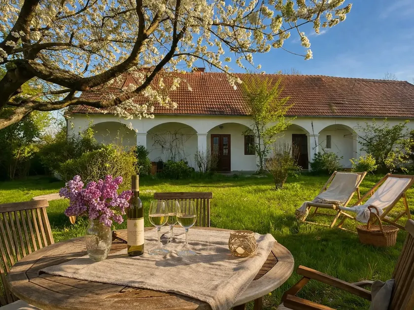 Charming country house with large garden - Image 1