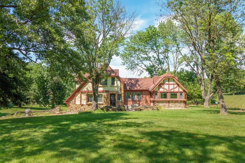 Fillmore Manor Spacious 4BR Family Home w/ Tub - Image 1