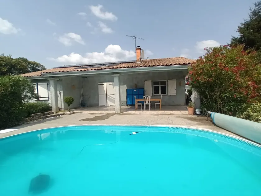Country house in the heart of nature with swimming pool - Image 1
