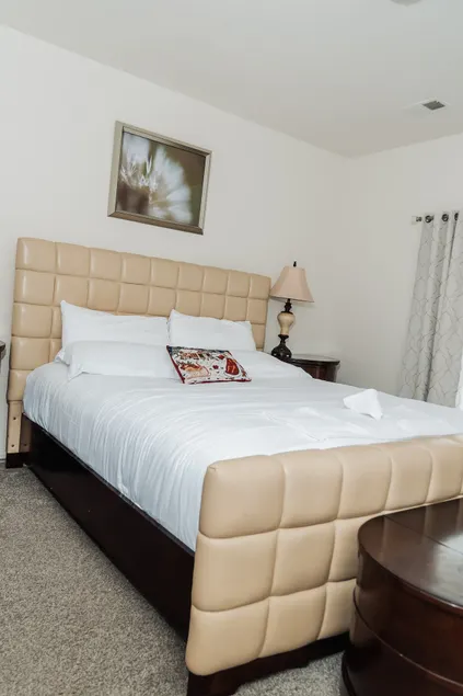 Den Haven 15 Min From DIA 3 En Suite Bedrooms - Image 1