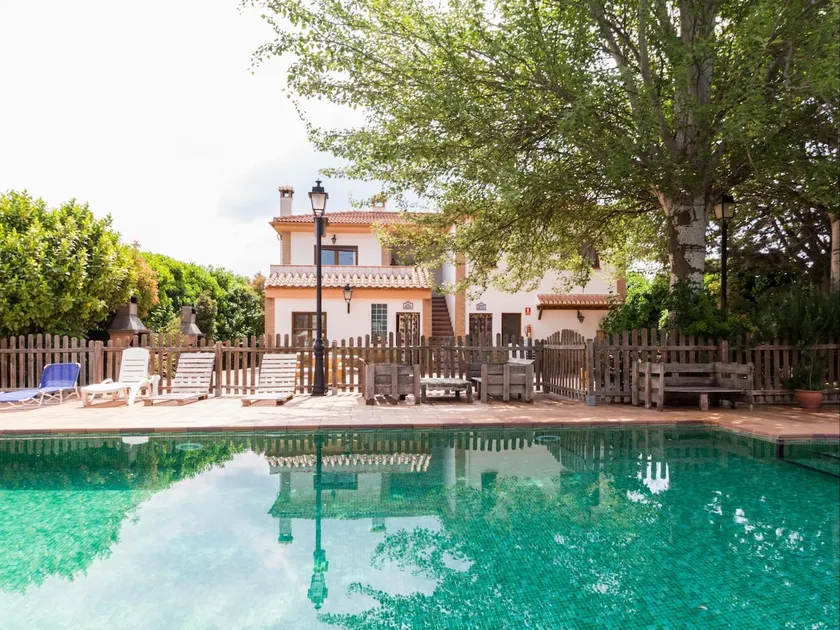 Accommodation with pool and paddle tennis court - Image 1