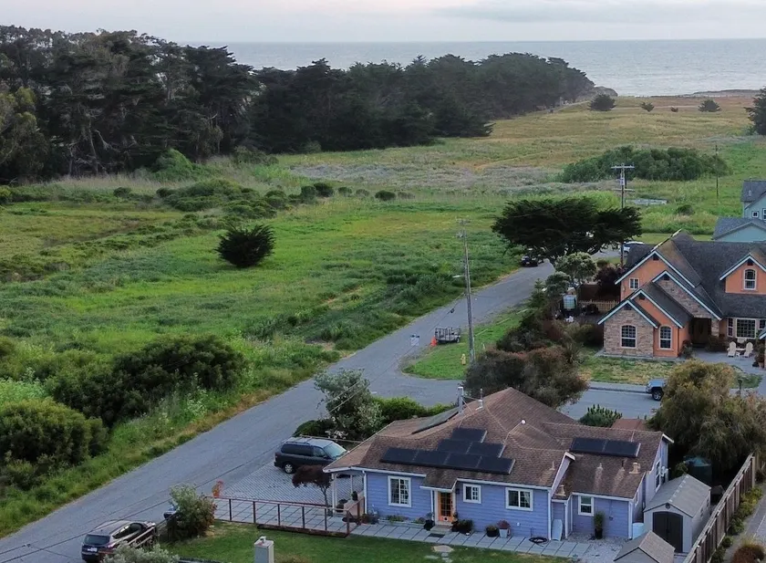 Small Beach Cottage near the Coastal Trail and The Ritz - Image 1