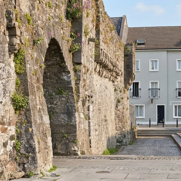 Spanish Arch Townhouse - Downtown - Best Location - Image 1