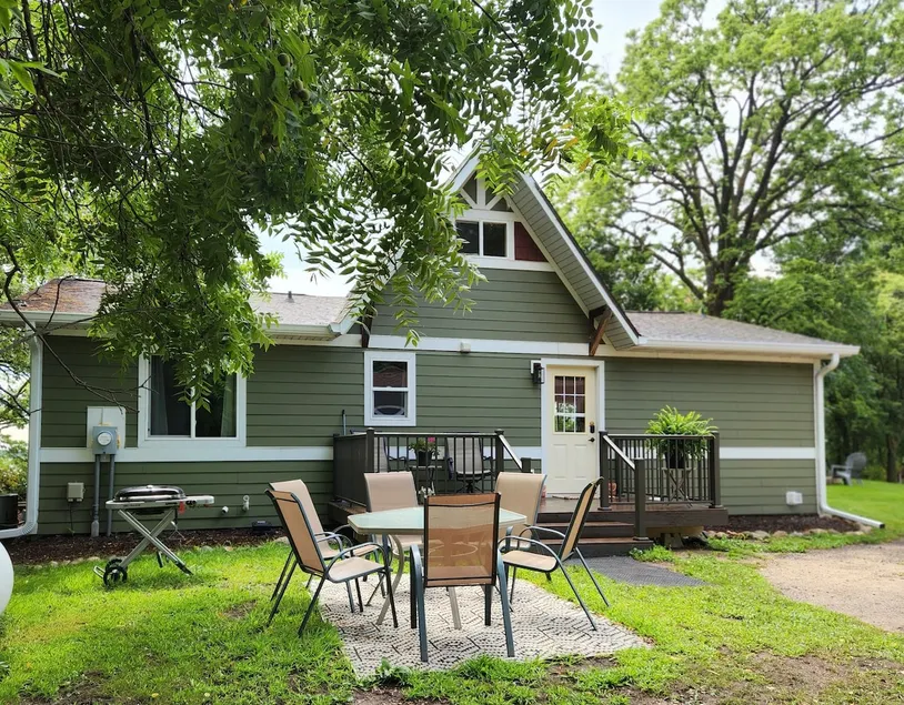 Beautiful Cabin/Chalet on Lake Mary, Alexandria - Image 1