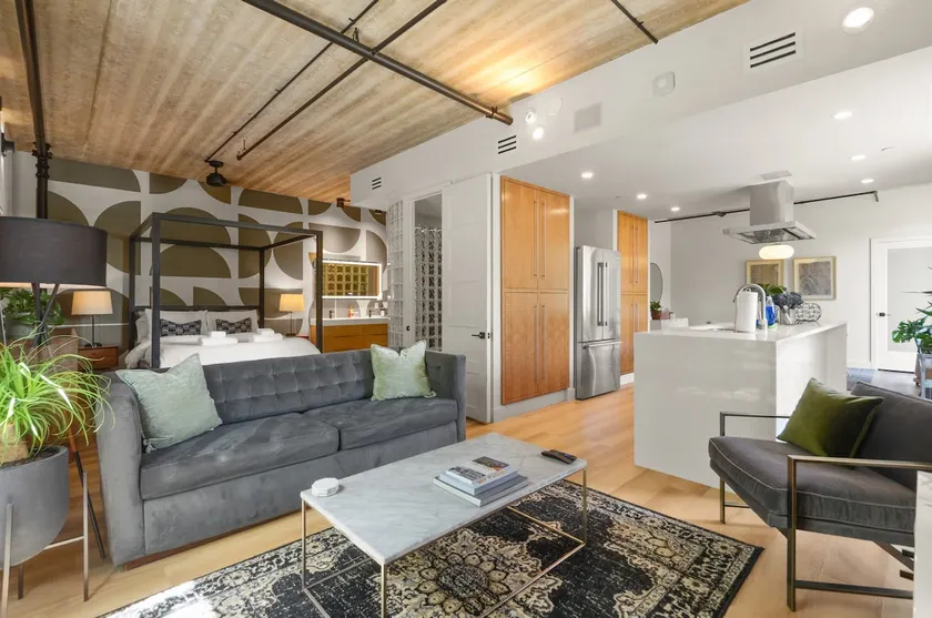 UPSCALE LOFT SPACE CLOSE TO DOWNTOWN. - Image 1