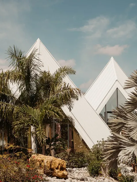 Comfort Pyramid – A Tropical Dream in SW-Florida - Image 1