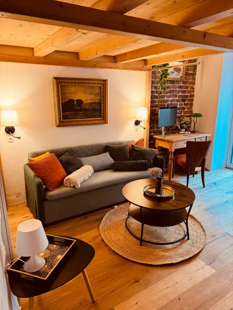 Urban Hideaway – Cozy Loft, Green Courtyard & A/C - Image 1