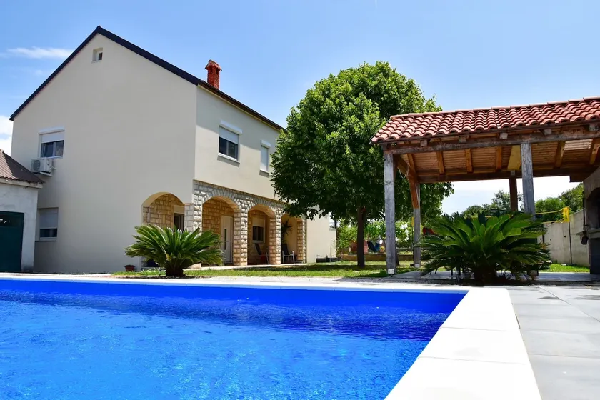 House Pedic with heated pool - Image 1