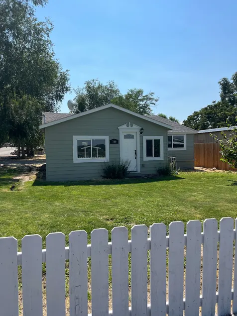 Cute house on the Snake River - Image 1