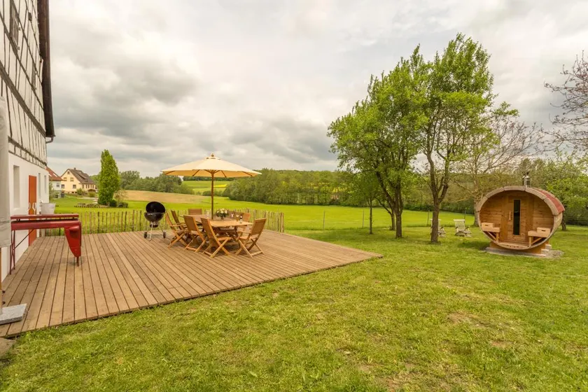Detached vacation home with large garden, sauna and fireplace - Image 1