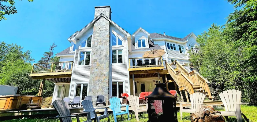 6 Bedroom Chalet in Humber Valley Resort. - Image 1
