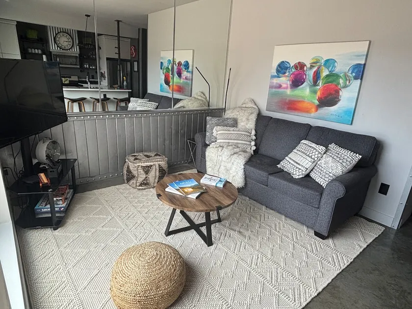 Exclusive Modern Suite w/view - Image 1