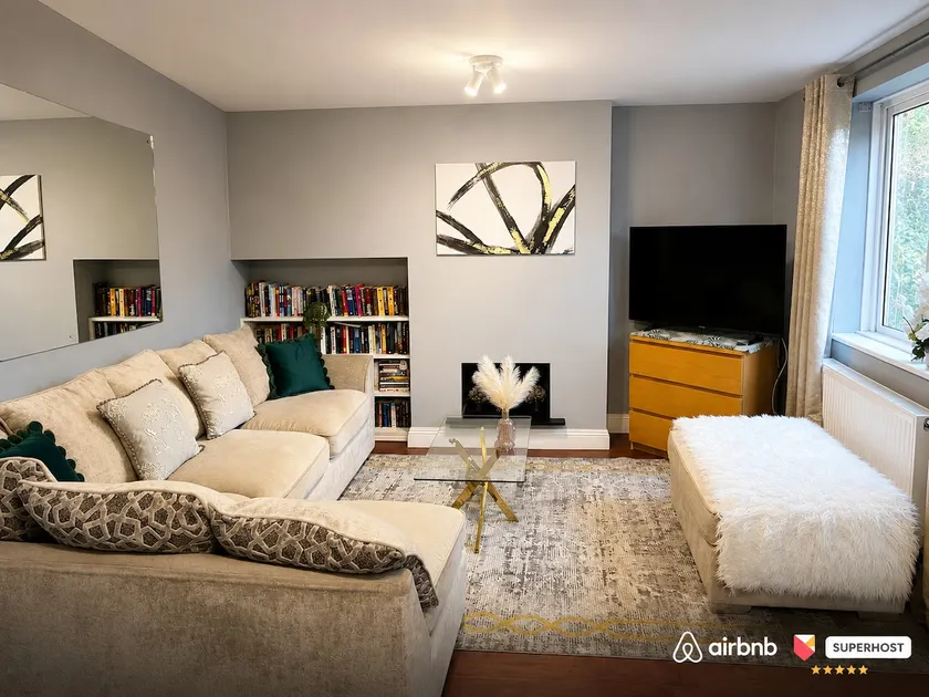 Charming Three Bed Home Near City Centre and Hospital - Image 1