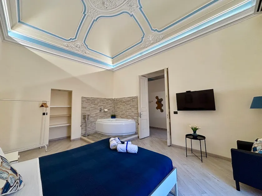 Suite with Jacuzzi for relaxation in the center of Catania - Image 1