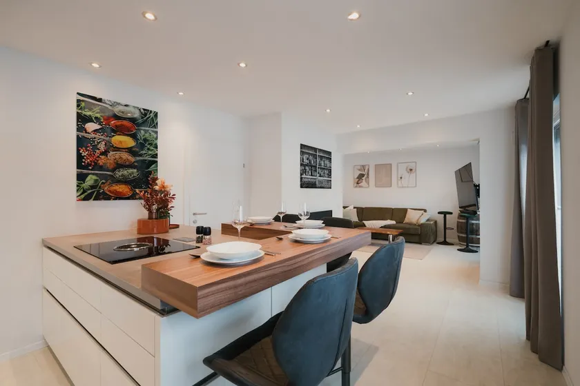 Modern City Centre Apartment Just Steps from Mirabell Palace - Image 1