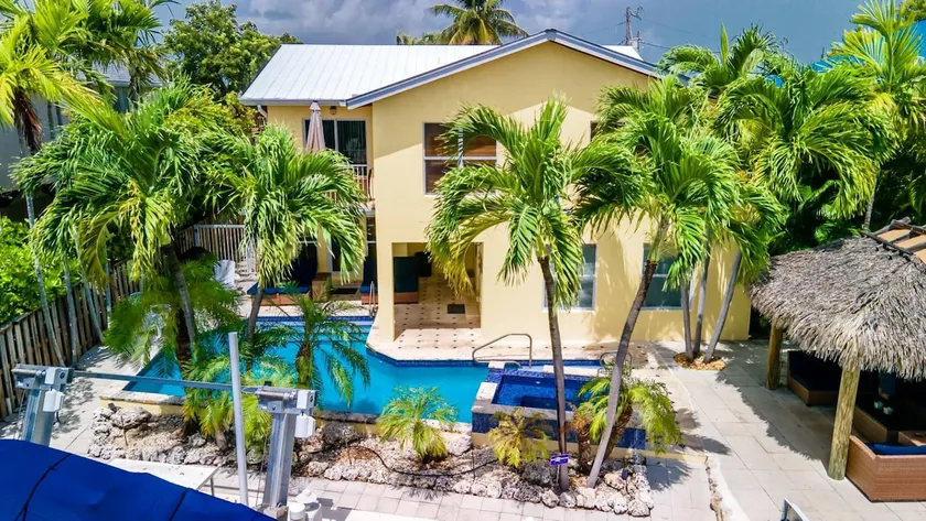 Sweet Retreat! 4 bedroom 2.5 Baths Sombrero Beach w Pool Jacuzzi, 37` dock 2 kayaks 2 paddleboards included - Image 1