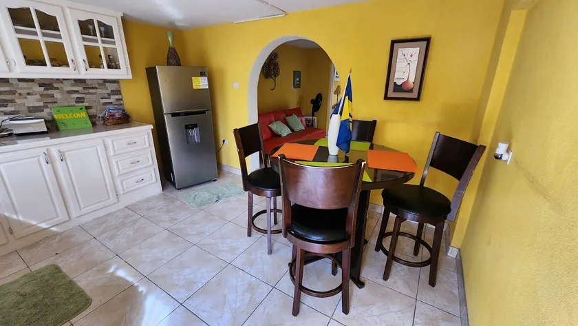 Cozy One Bedroom Apartment In Paradise - Image 1