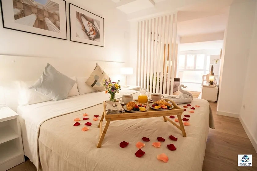 Turisfons Apartments, Apartment with queen-size bed. - Image 1