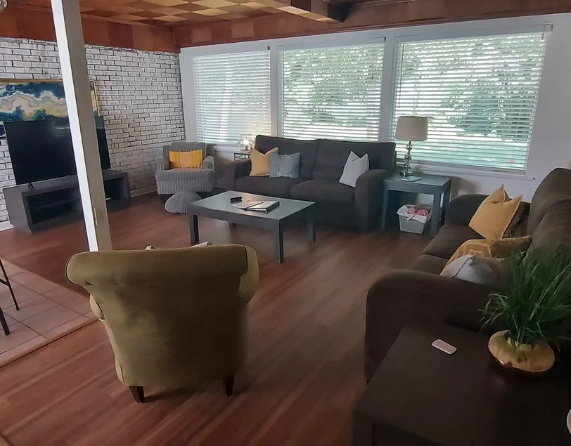 Relaxing home in SouthEnd Area! Pets are welcomed! - Image 1