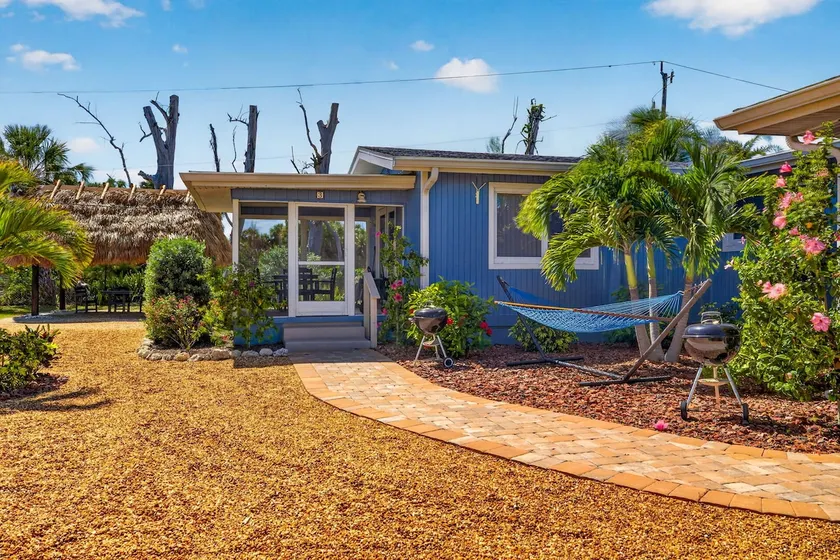 Gorgeous Coastal Cottage ”Ibis” minutes to the beach and free bikes! JULY SAVINGS - Image 1