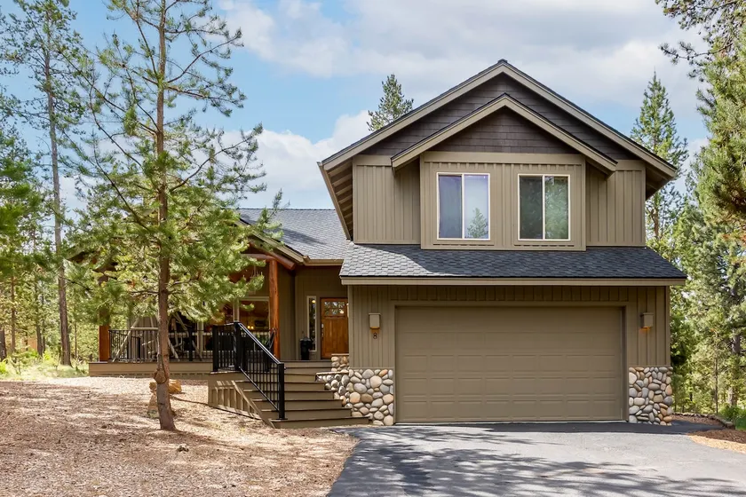 LASS08 - Stunning Lodge-Style Home, A/C, Games, Hot Tub, Family Friendly - Image 1