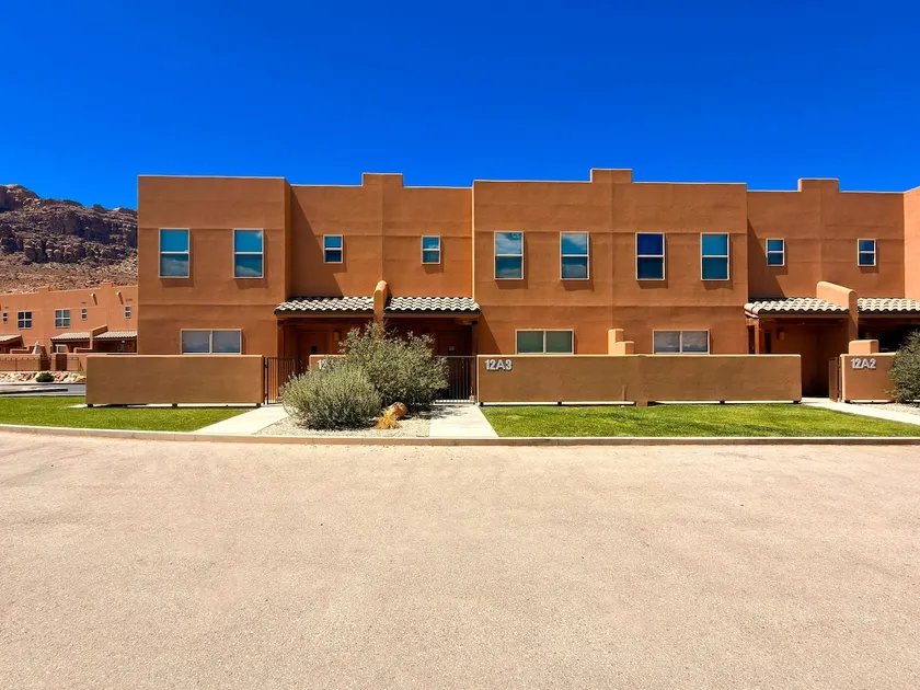 Brand New 2 Bedroom Condo, mit zwei Terrassen mit Blick auf die La Sal Mountains und Moab Rim. - Image 1