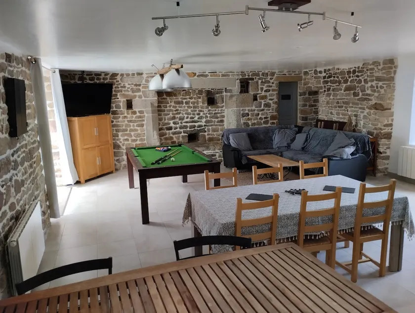 Quiet farmhouse in a cul-de-sac - Image 1
