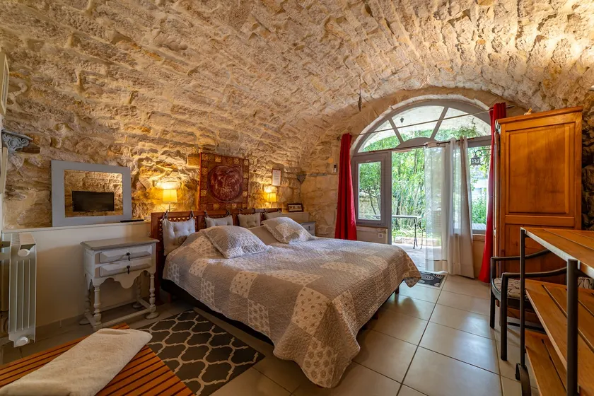 Stone vaulted studio with private patio - Image 1