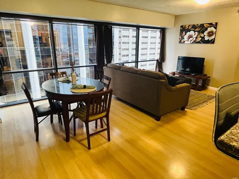 Spacious Hotel/Apartment in Downtown with Parking - Image 1