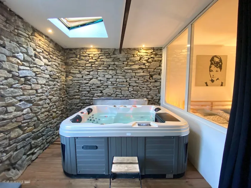 24/7 indoor professional Jacuzzi - Image 1