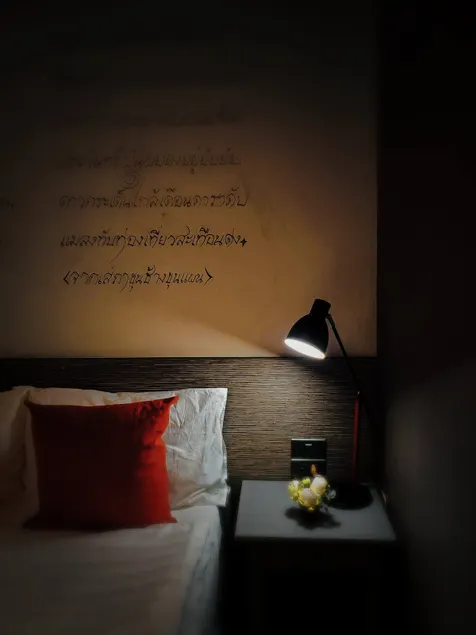 Lovely Cozy Queen Bed Silom MRT BTS Work Swimming - Image 1