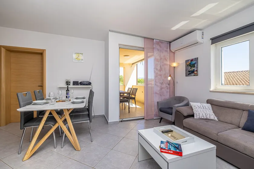 Comfortable, spacious apartment Fides - Image 1
