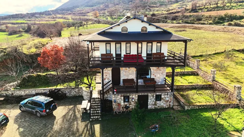 Quiet Villa Near Berat - Scenic Balcony & Garden - Image 1