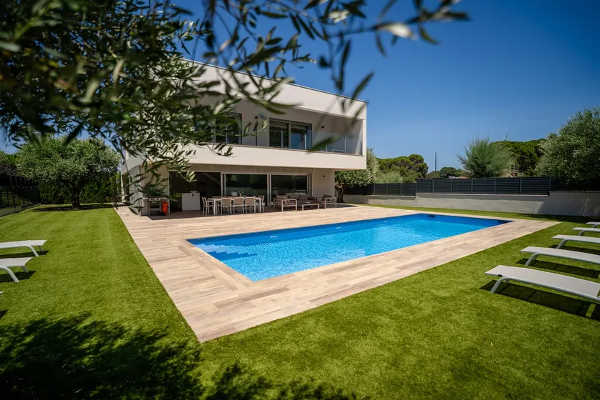 Modern chalet with private pool - Image 1