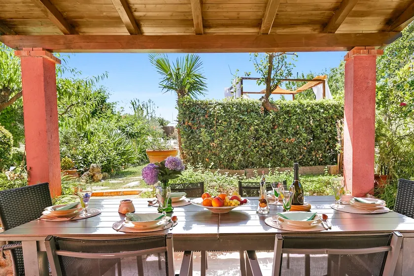 Shared swimming pool – 5' from the sea! - Image 1