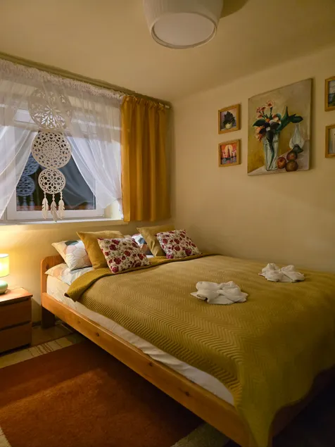Entire ground floor - 2 bedrooms, kitchen and bathroom for 5 people. - Image 1