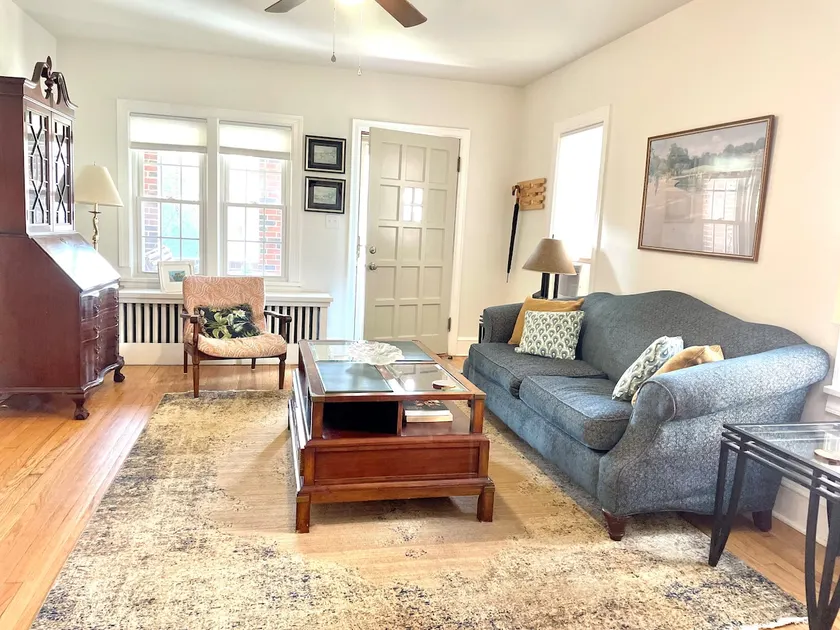 Cozy, Close to Downtown & Airport, Free EV Charger - Image 1
