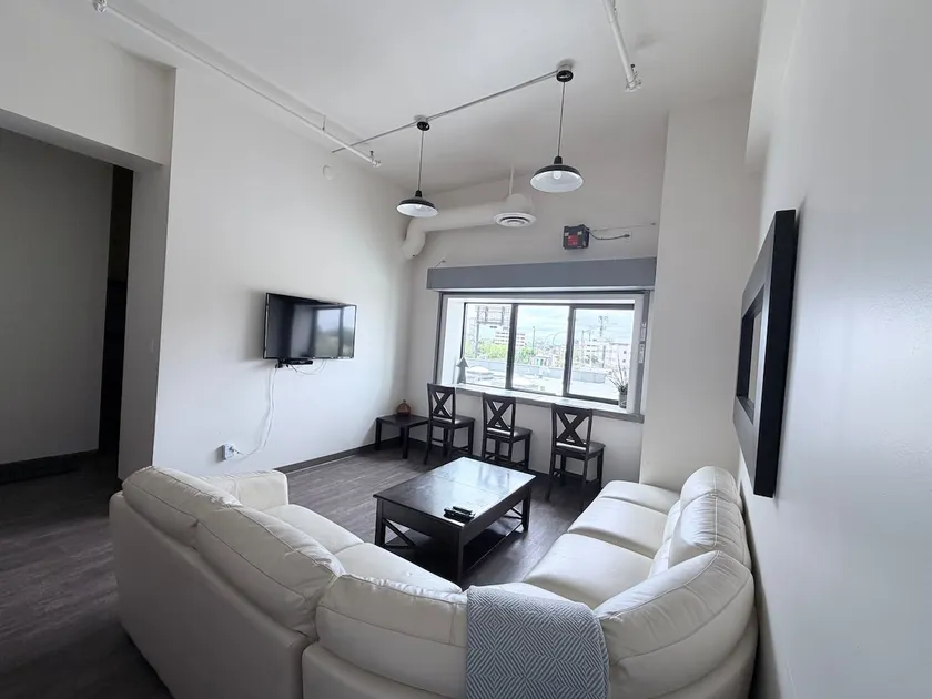 #1 Executive Stay Condo, close to HSC and UofW - Image 1
